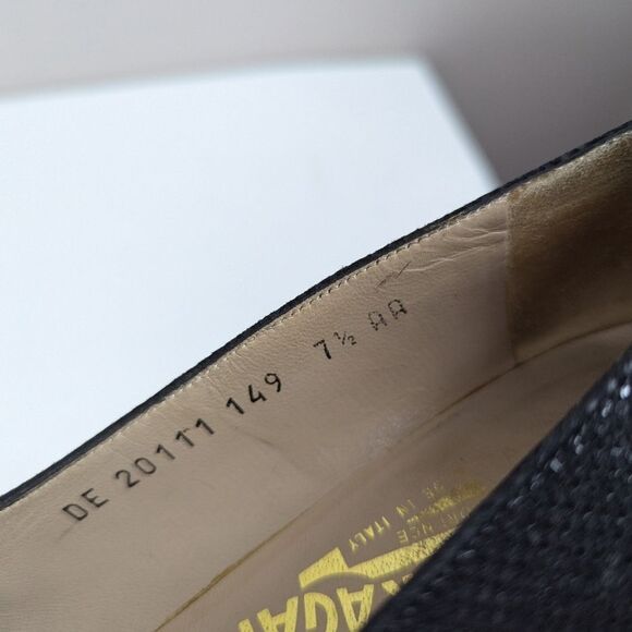 Salvatore Ferragamo Black Leather Low Heel Pumps – Textured Dot Pattern – Sz 7aa - Picture 9 of 9